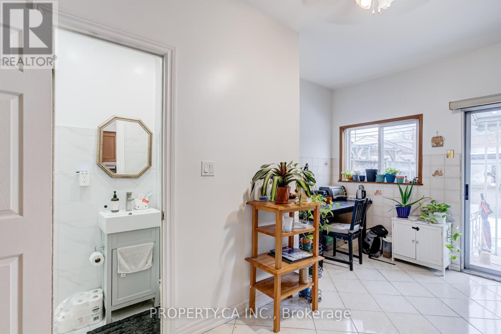 Main Rm 2 - 763 Dupont Street, Toronto (Dovercourt-Wallace Emerson-Junction), Ontario  M6G 1Z5 - Photo 13 - W12899218