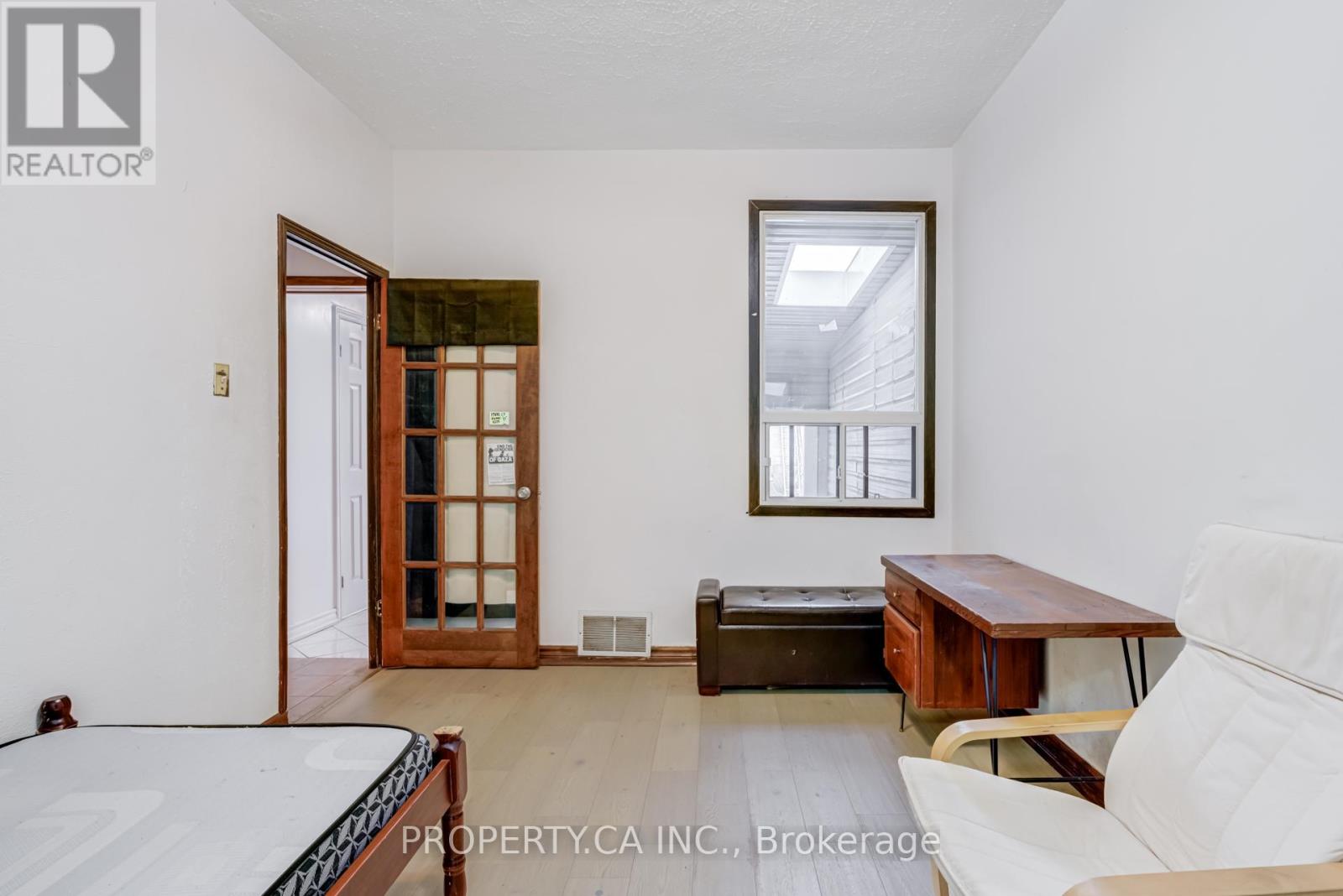 Main Rm 2 - 763 Dupont Street, Toronto (Dovercourt-Wallace Emerson-Junction), Ontario  M6G 1Z5 - Photo 6 - W12899218