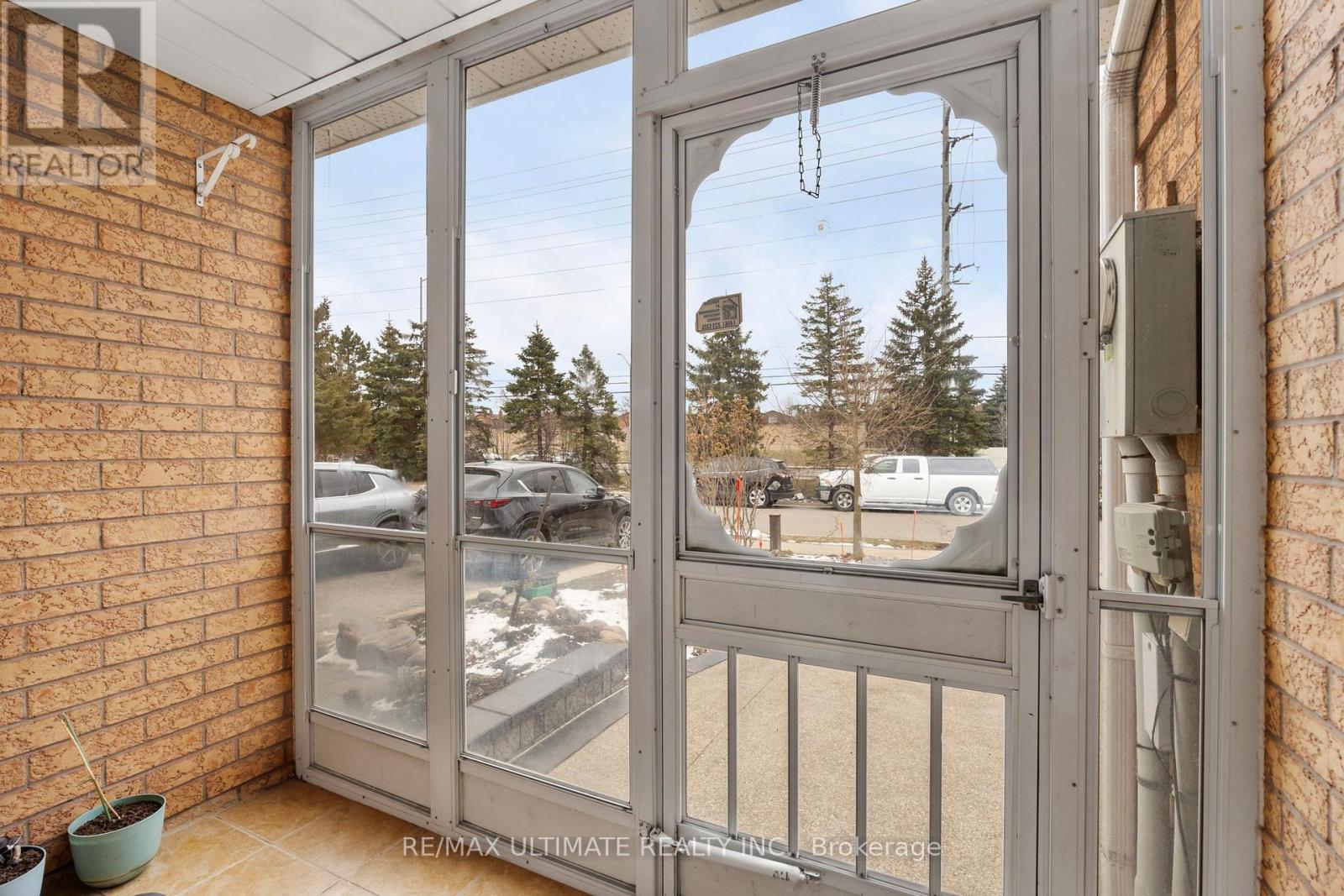 154 Toba Crescent, Brampton, Ontario  L6Z 4R9 - Photo 4 - W12899264