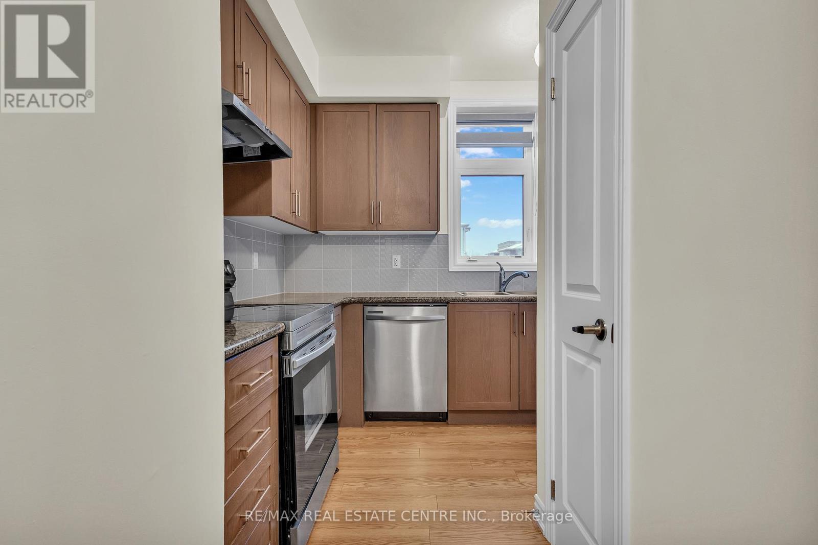 312 (G32) - 10 Halliford Place, Brampton (Goreway Drive Corridor), Ontario  L6P 0N5 - Photo 8 - W12899430