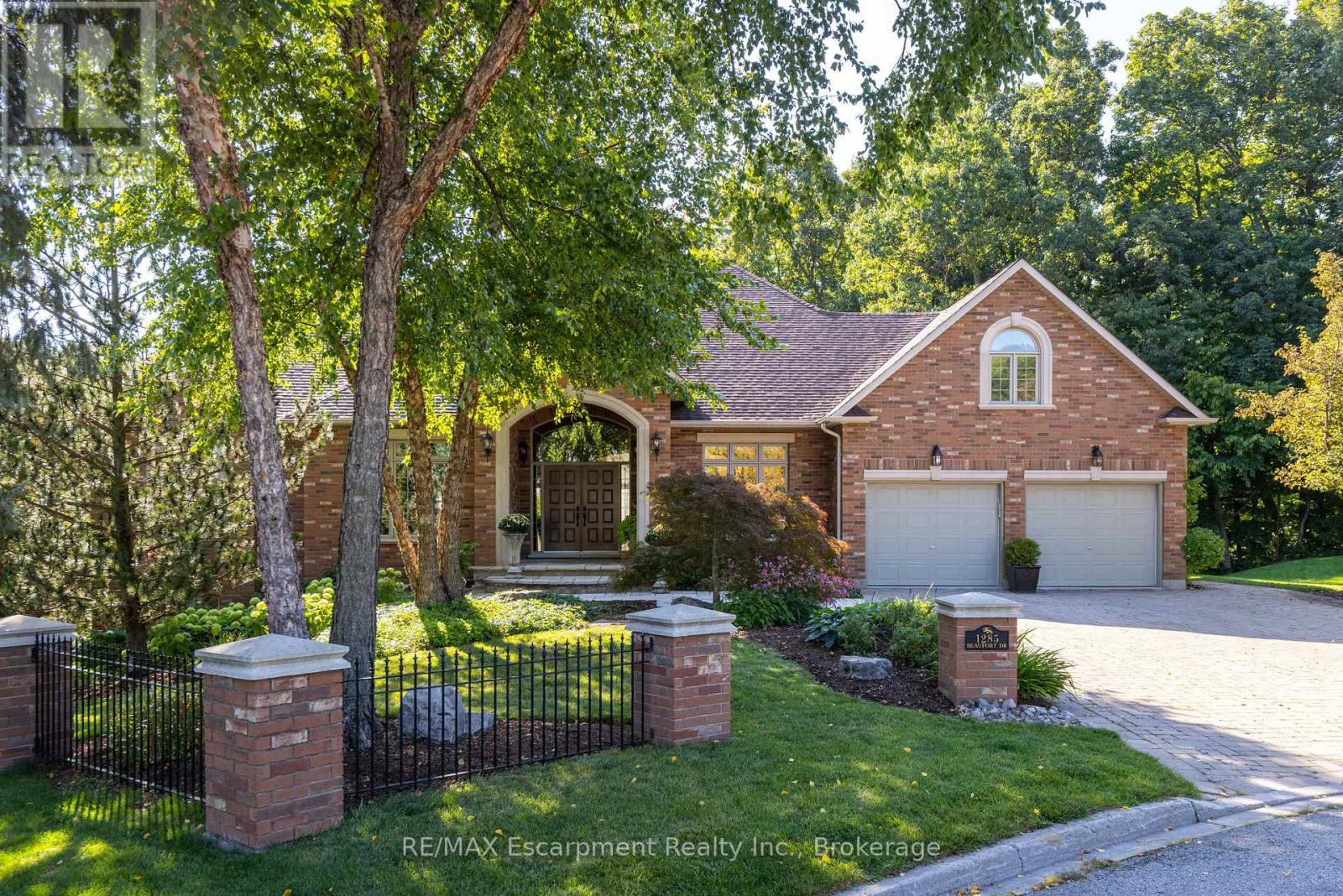 1285 Beaufort Drive, Burlington, Ontario  L7P 4V9 - Photo 2 - W12835056