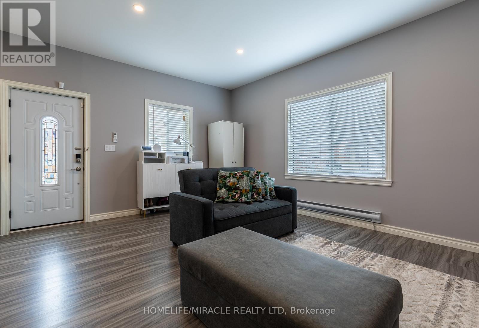 36 Division Street, St. Catharines, Ontario  L2R 3G2 - Photo 2 - X12899238