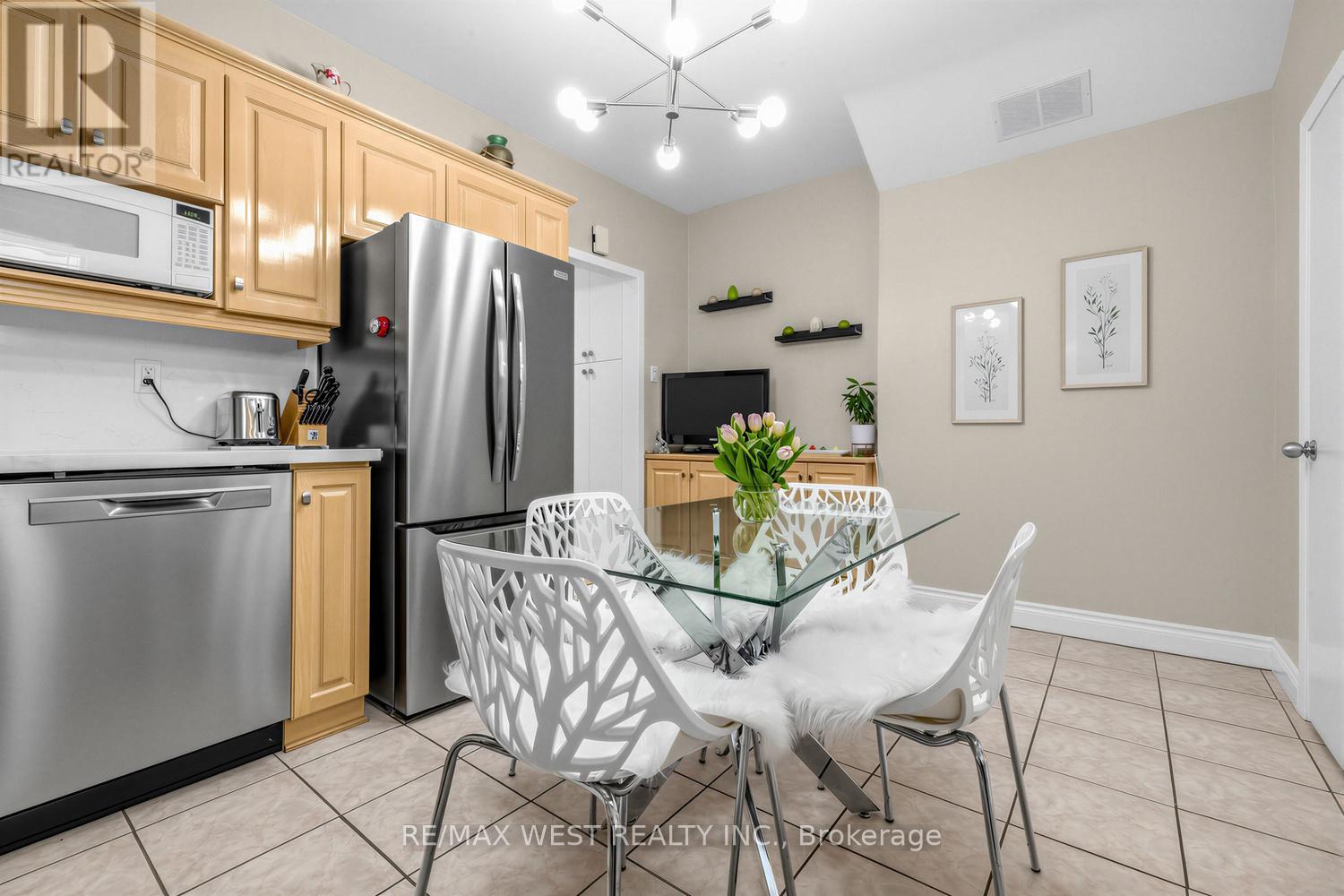 746 Gladstone Avenue, Toronto, Ontario  M6H 3J6 - Photo 12 - W12898752