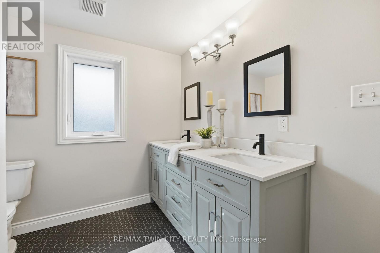 235 Elliott Street, Cambridge, Ontario  N1R 2L2 - Photo 22 - X12899130