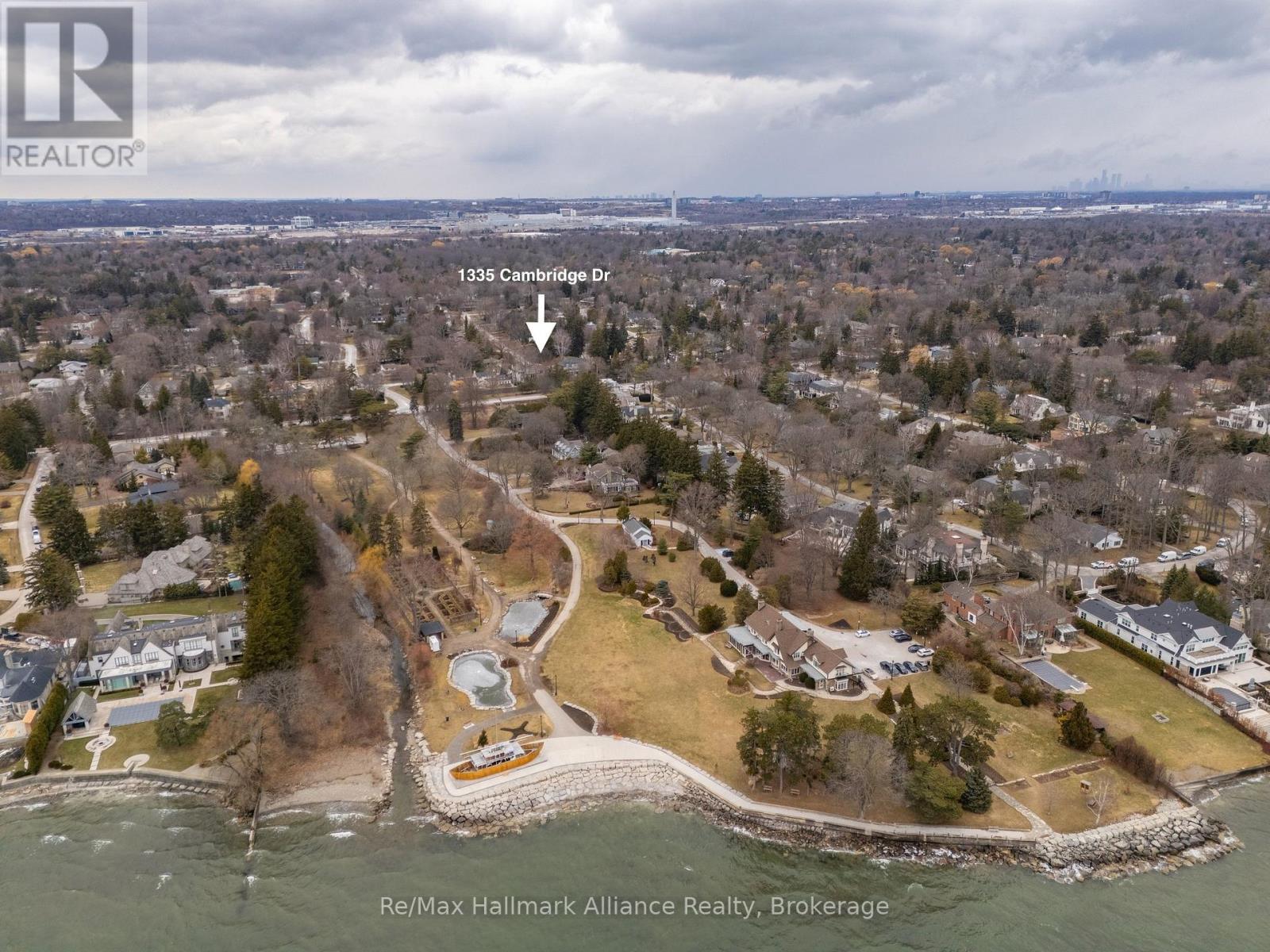 1335 Cambridge Drive, Oakville, Ontario  L6J 1S4 - Photo 3 - W12899502