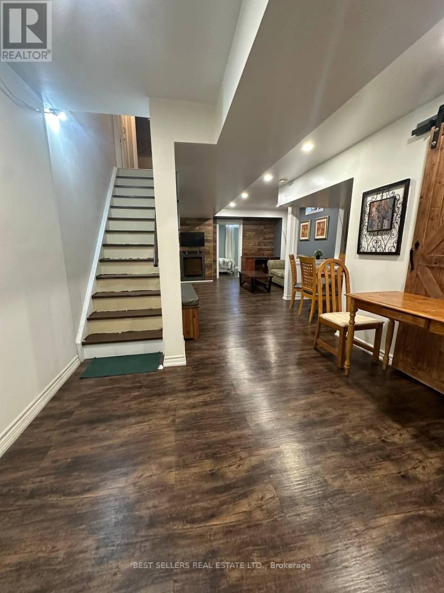 5861 Cozumel Drive, Mississauga, Ontario  L5M 6Y7 - Photo 2 - W12617434