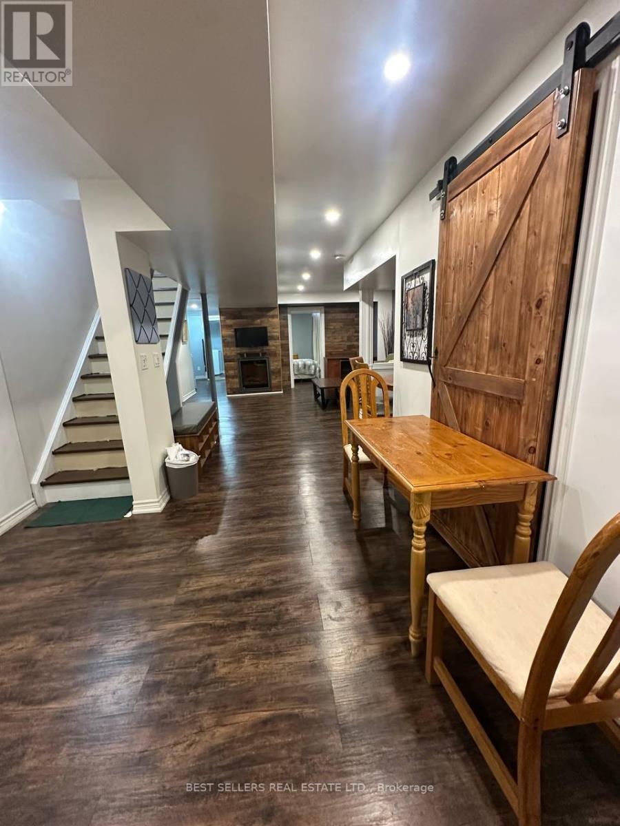 5861 Cozumel Drive, Mississauga, Ontario  L5M 6Y7 - Photo 3 - W12617434