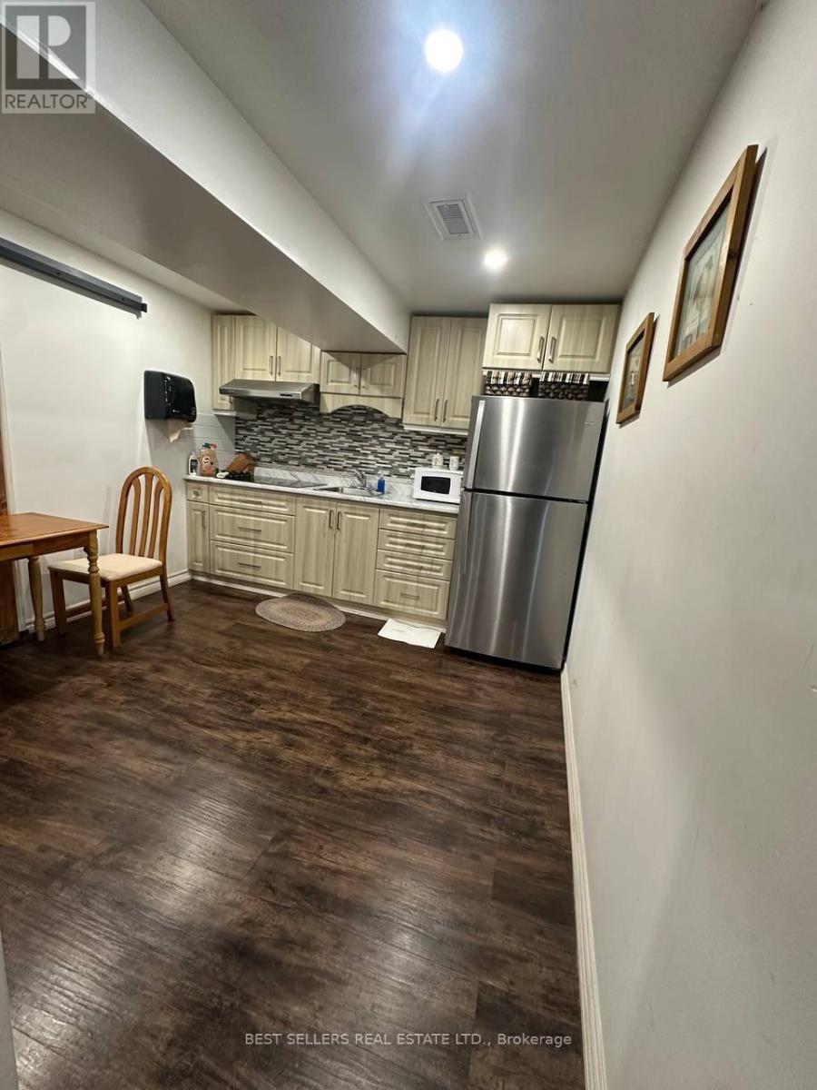 5861 Cozumel Drive, Mississauga, Ontario  L5M 6Y7 - Photo 5 - W12617434