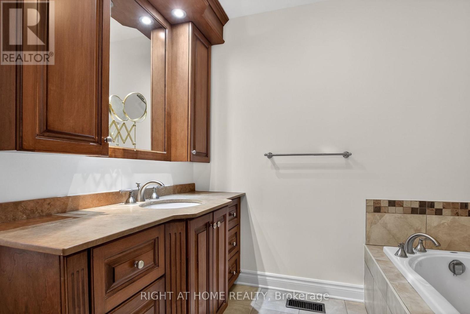 100 Darlington Private W, Ottawa, Ontario  K1V 0X8 - Photo 18 - X12899540