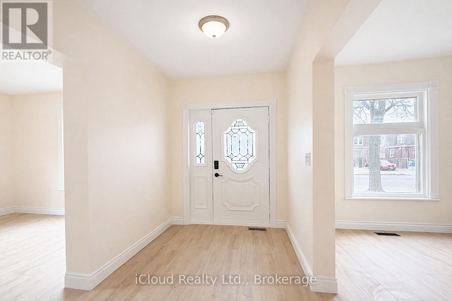 405 Upper Wentworth Street, Hamilton (Inch Park), Ontario  L9A 4T4 - Photo 2 - X12898258