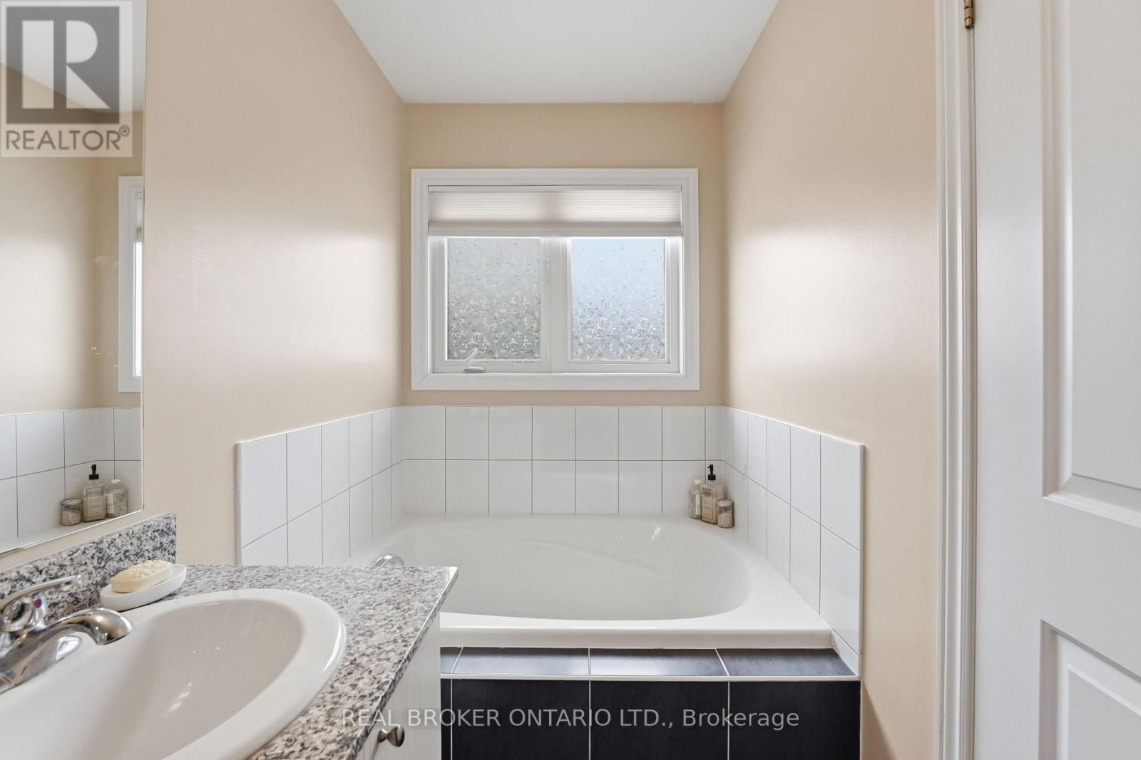 2056 Dale Road, Innisfil (Alcona), Ontario  L9S 0J8 - Photo 19 - N12899508