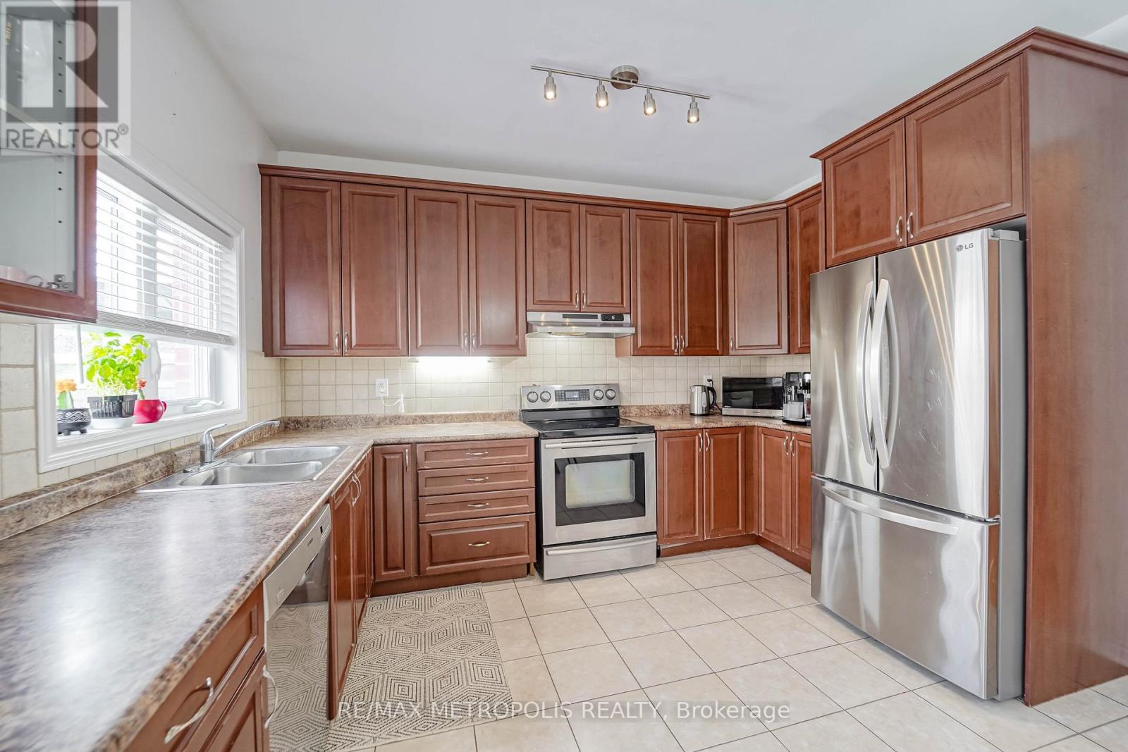 58 Lady Loretta Lane, Vaughan, Ontario  L6A 4E9 - Photo 11 - N12899604