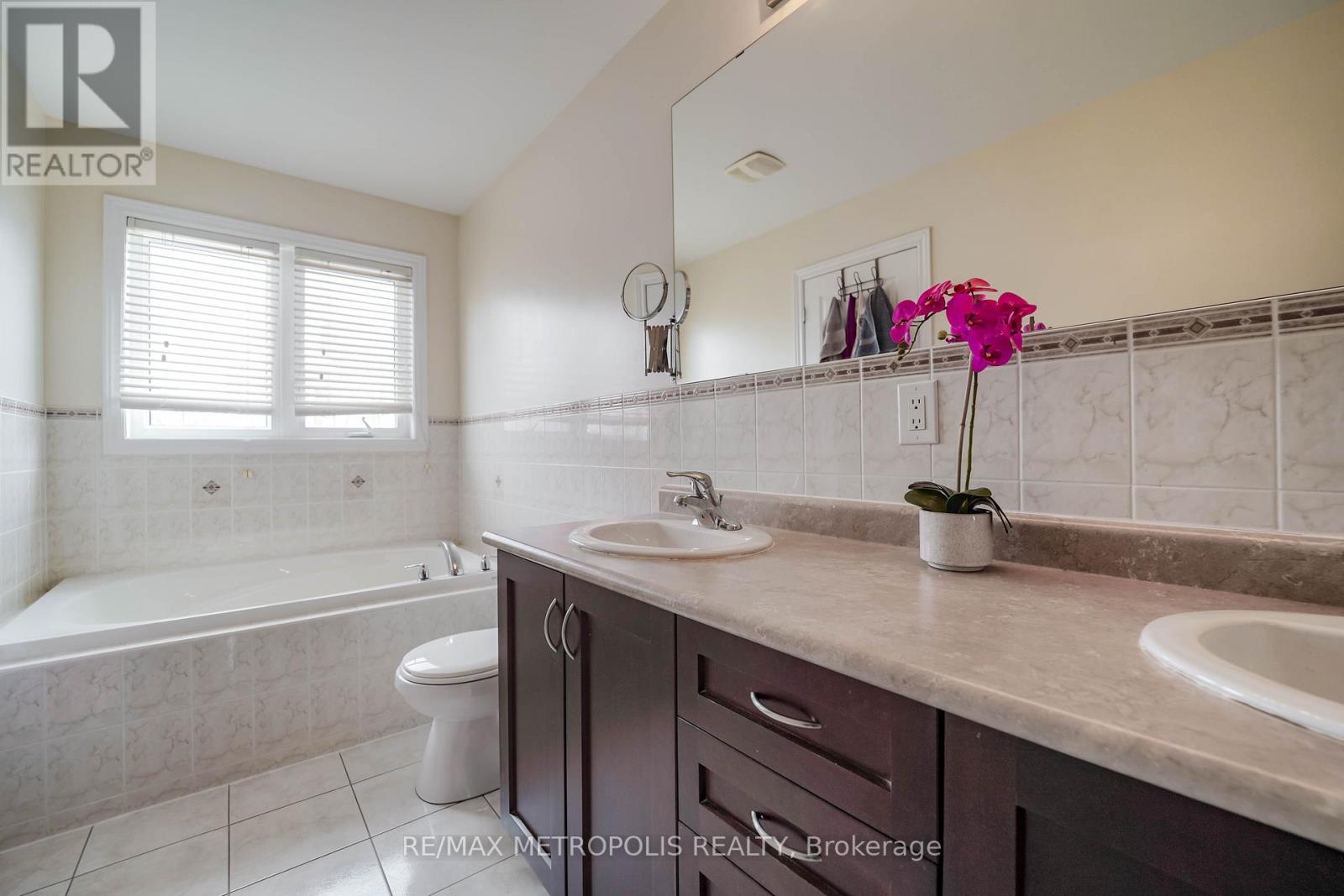 58 Lady Loretta Lane, Vaughan, Ontario  L6A 4E9 - Photo 22 - N12899604