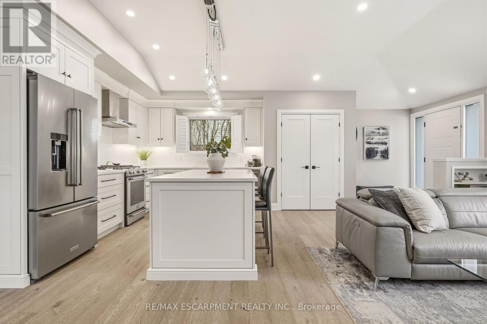 688 Mullin Way, Burlington, Ontario  L7L 4J7 - Photo 10 - W12899488