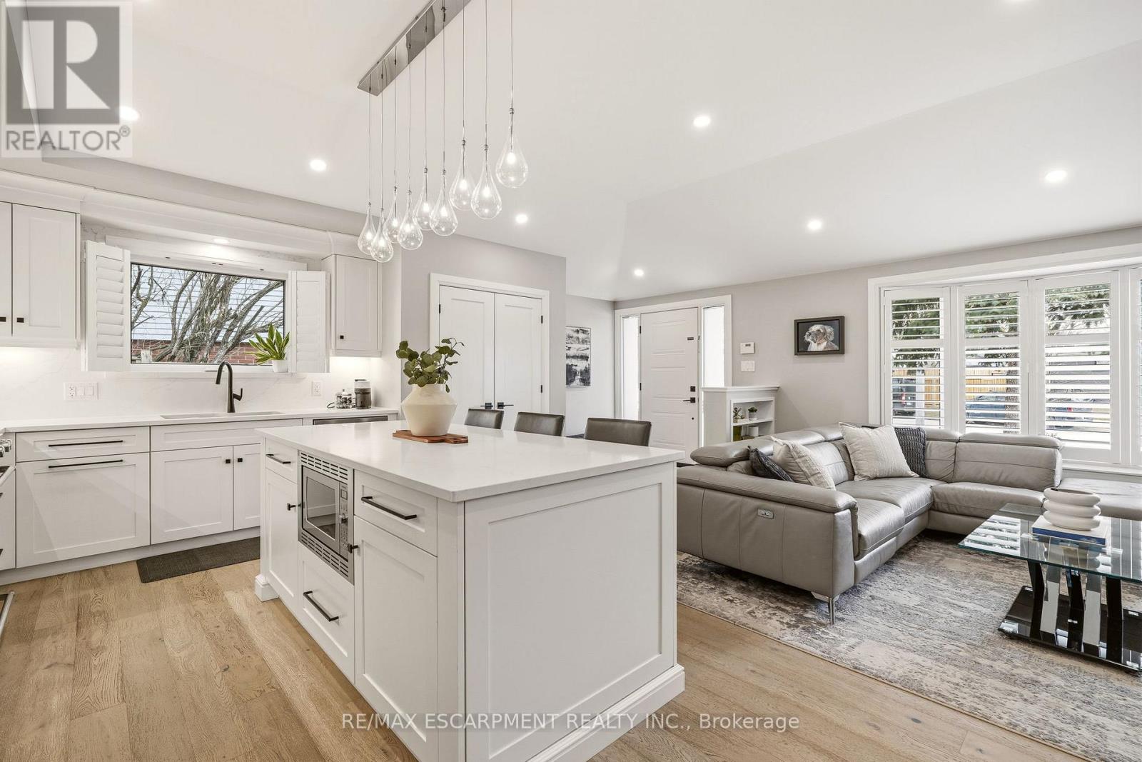 688 Mullin Way, Burlington, Ontario  L7L 4J7 - Photo 11 - W12899488