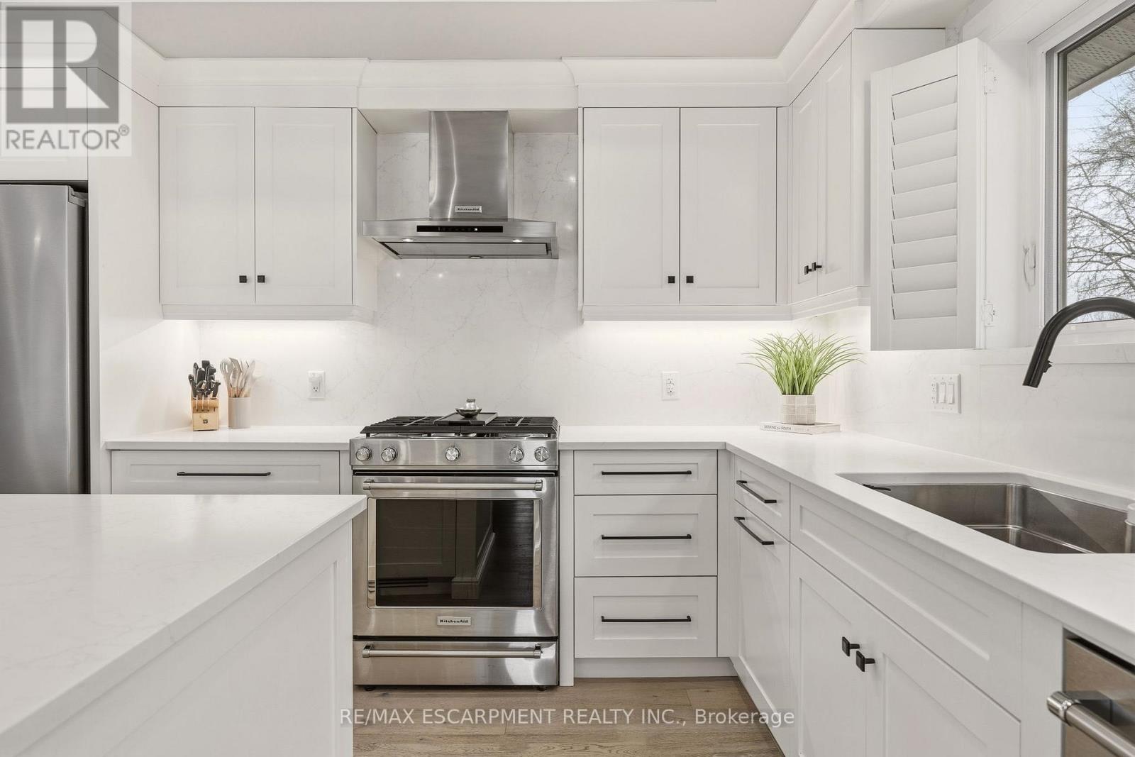 688 Mullin Way, Burlington, Ontario  L7L 4J7 - Photo 14 - W12899488