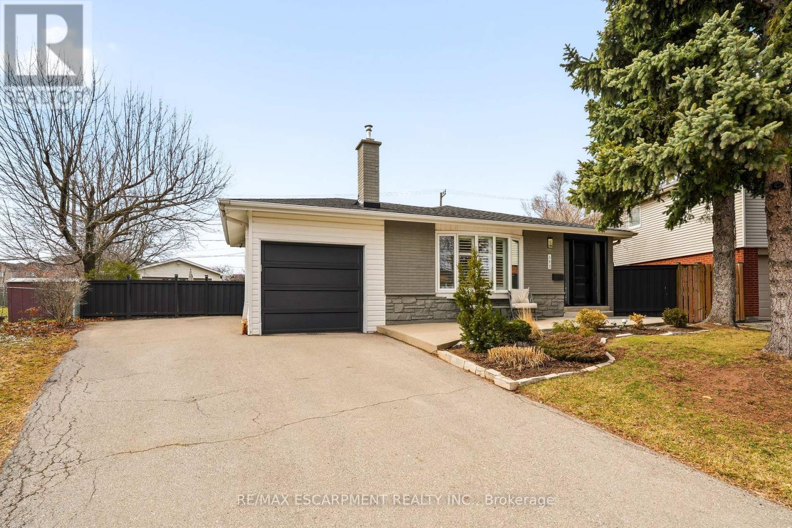 688 Mullin Way, Burlington, Ontario  L7L 4J7 - Photo 2 - W12899488