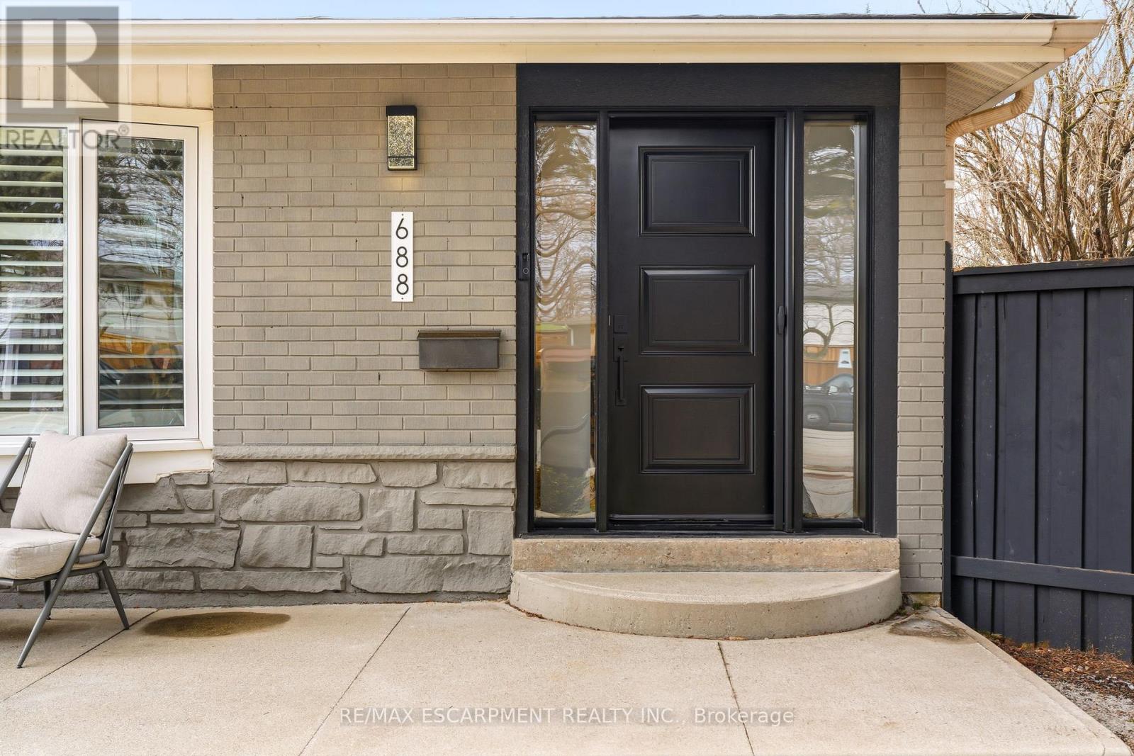 688 Mullin Way, Burlington, Ontario  L7L 4J7 - Photo 3 - W12899488