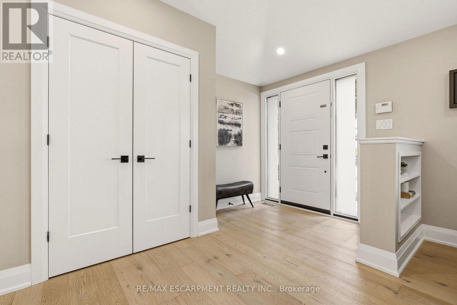 688 Mullin Way, Burlington, Ontario  L7L 4J7 - Photo 4 - W12899488