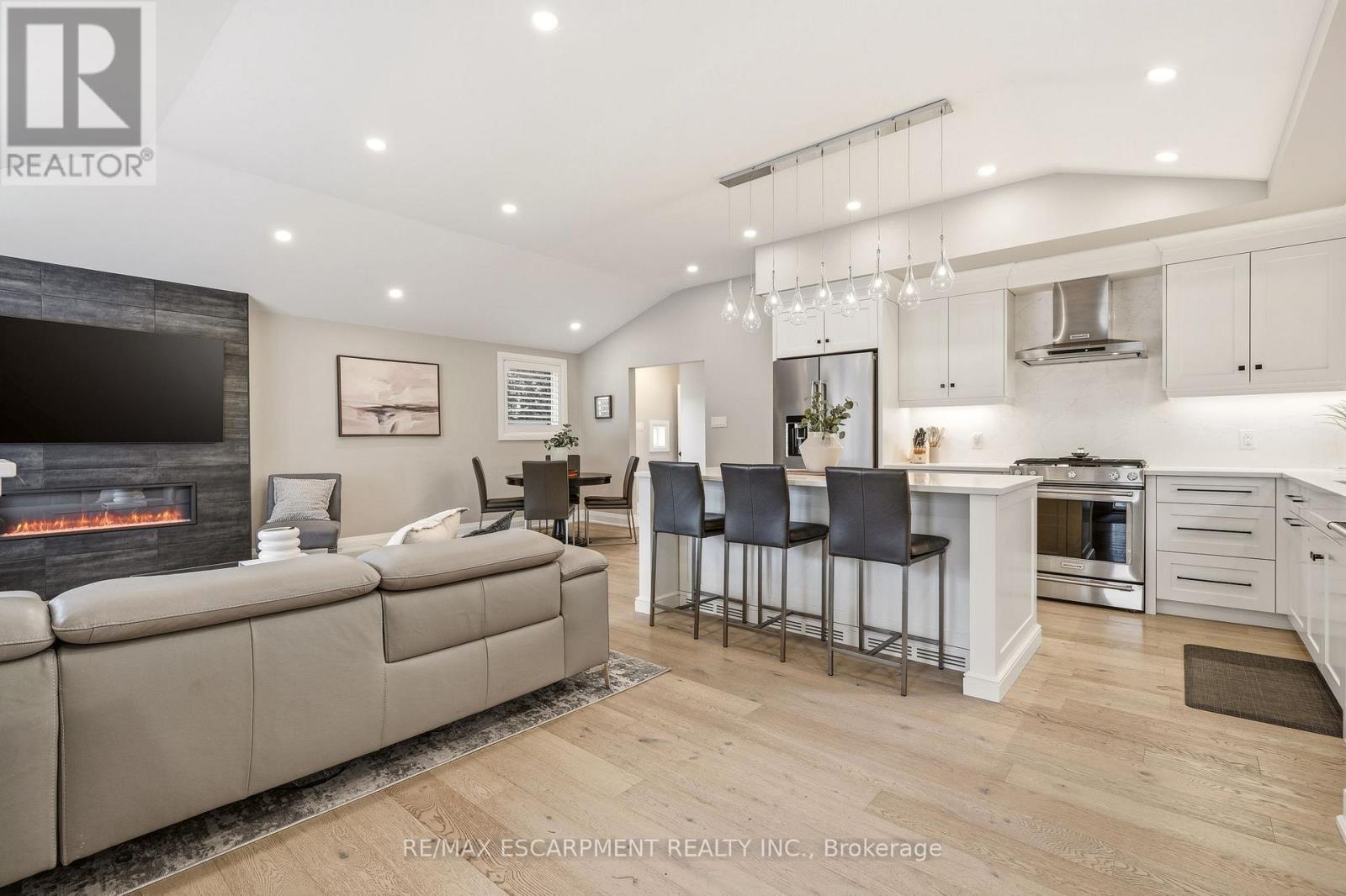 688 Mullin Way, Burlington, Ontario  L7L 4J7 - Photo 5 - W12899488