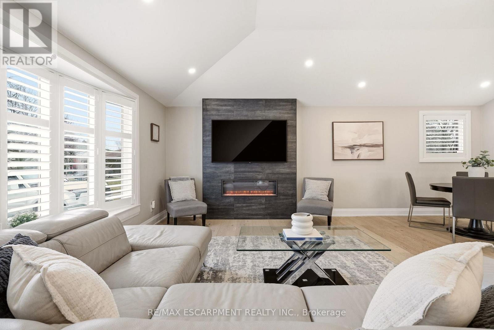 688 Mullin Way, Burlington, Ontario  L7L 4J7 - Photo 6 - W12899488