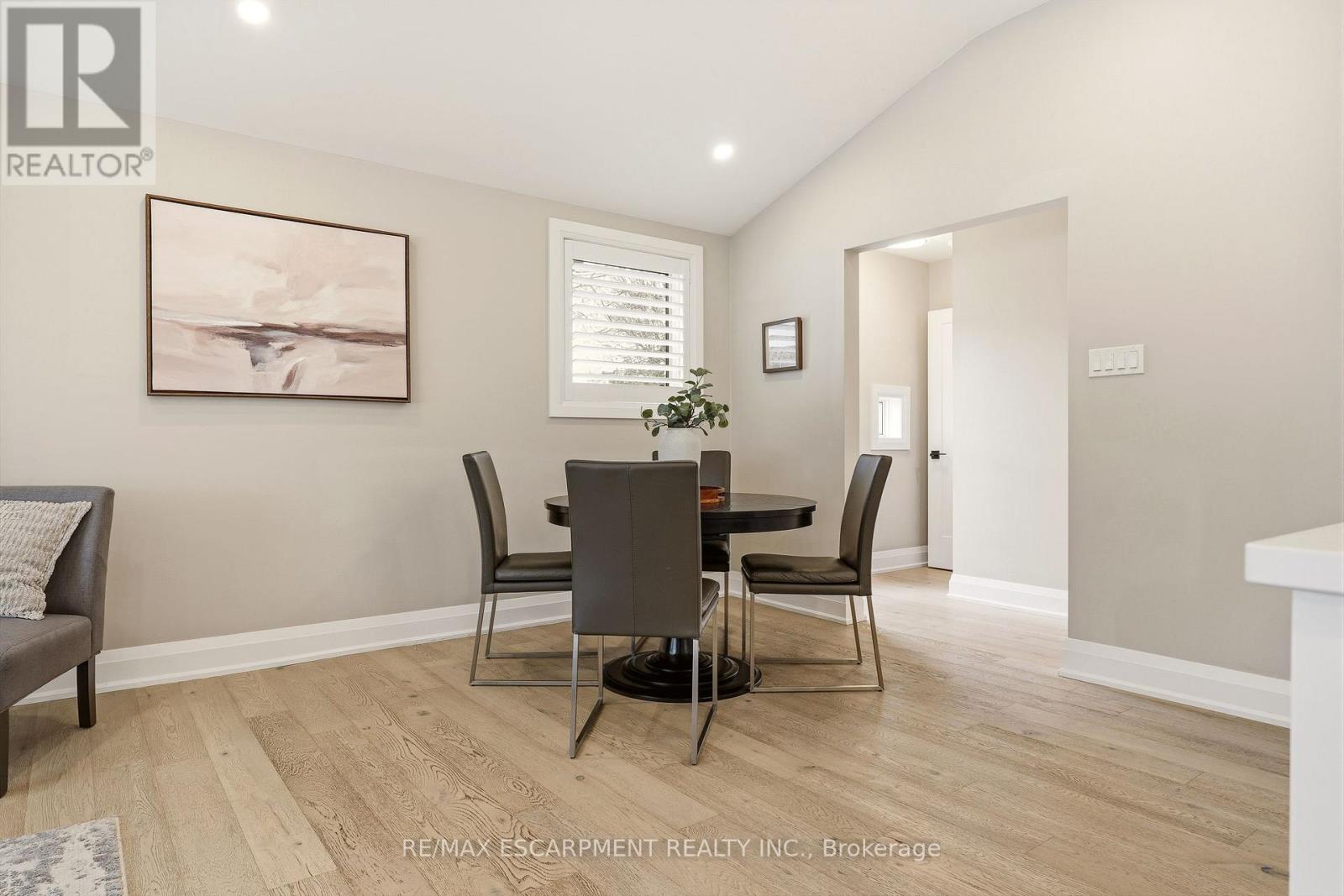 688 Mullin Way, Burlington, Ontario  L7L 4J7 - Photo 8 - W12899488