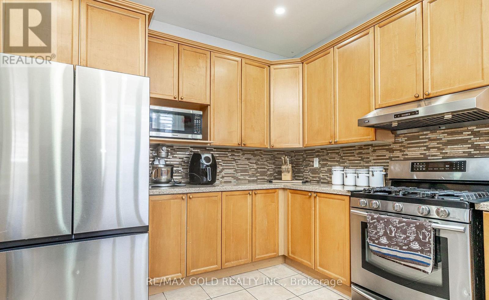 7 Bettey Road, Brampton (Vales Of Castlemore), Ontario  L6P 1S9 - Photo 17 - W12899498