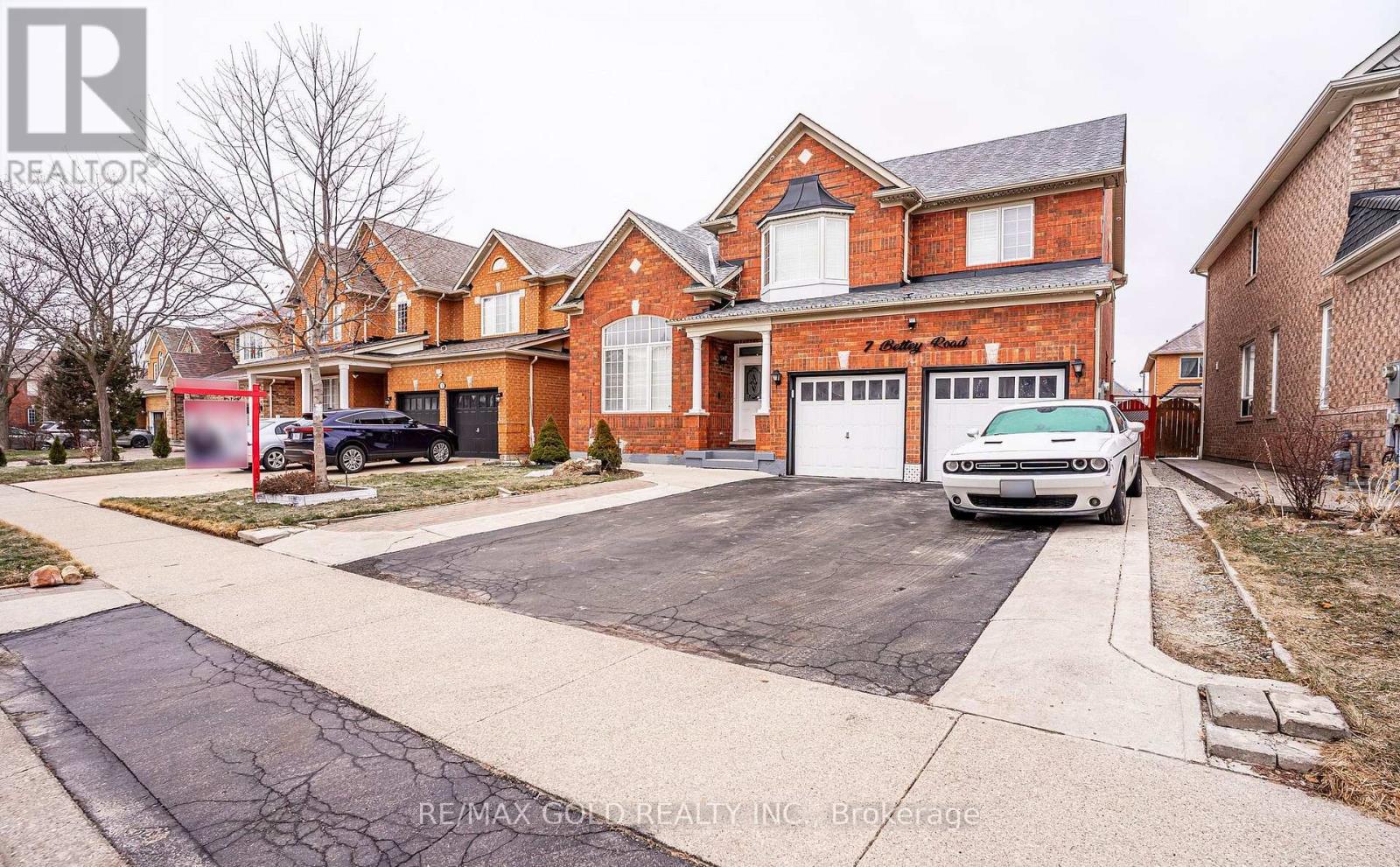 7 Bettey Road, Brampton (Vales Of Castlemore), Ontario  L6P 1S9 - Photo 2 - W12899498
