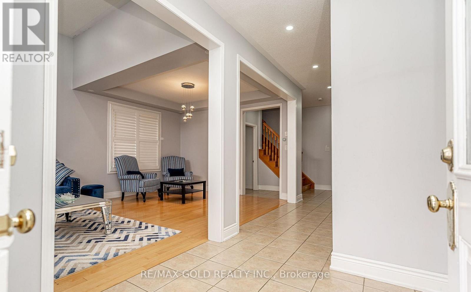 7 Bettey Road, Brampton (Vales Of Castlemore), Ontario  L6P 1S9 - Photo 4 - W12899498