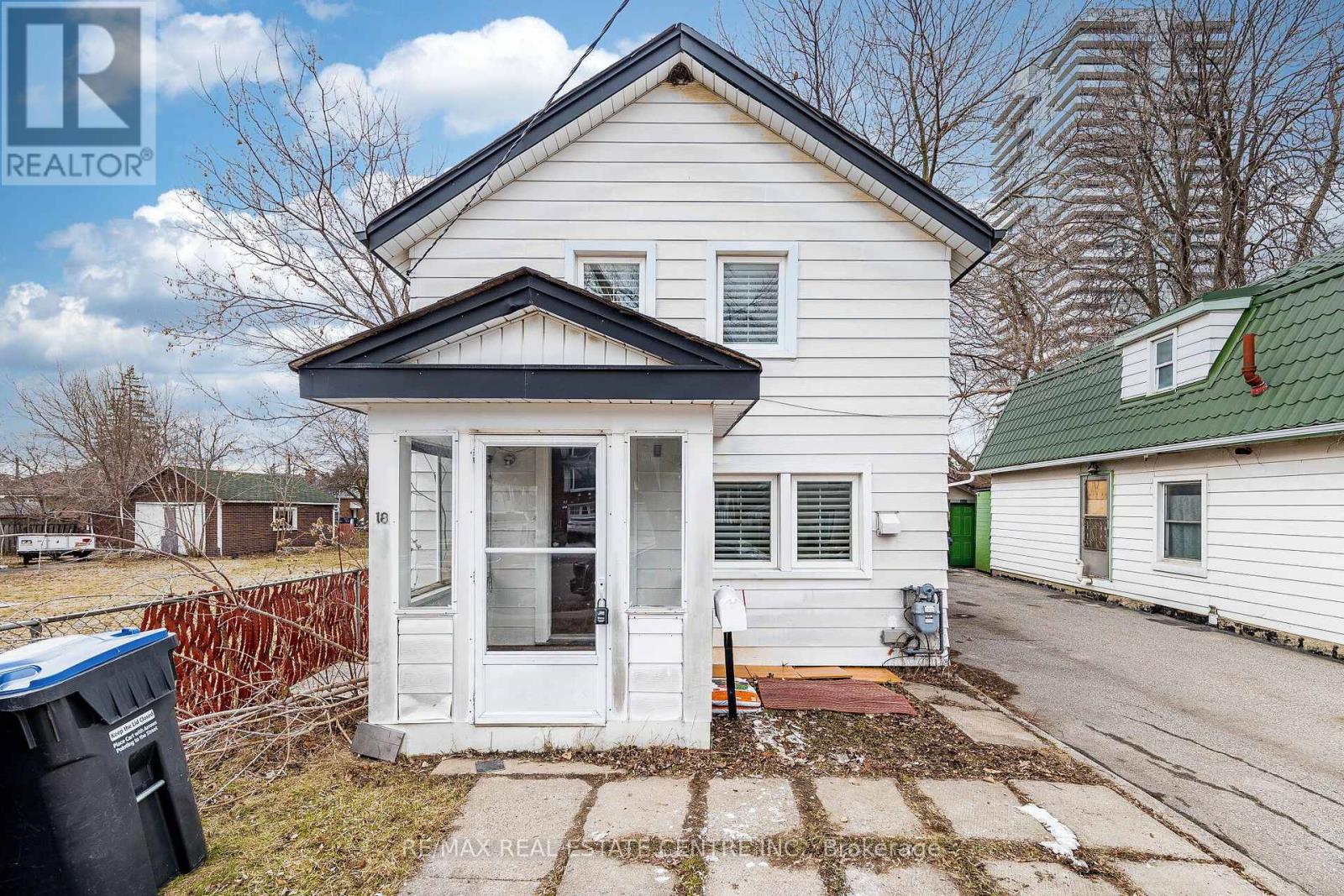 18 HILLCREST AVENUE, Brampton, Ontario