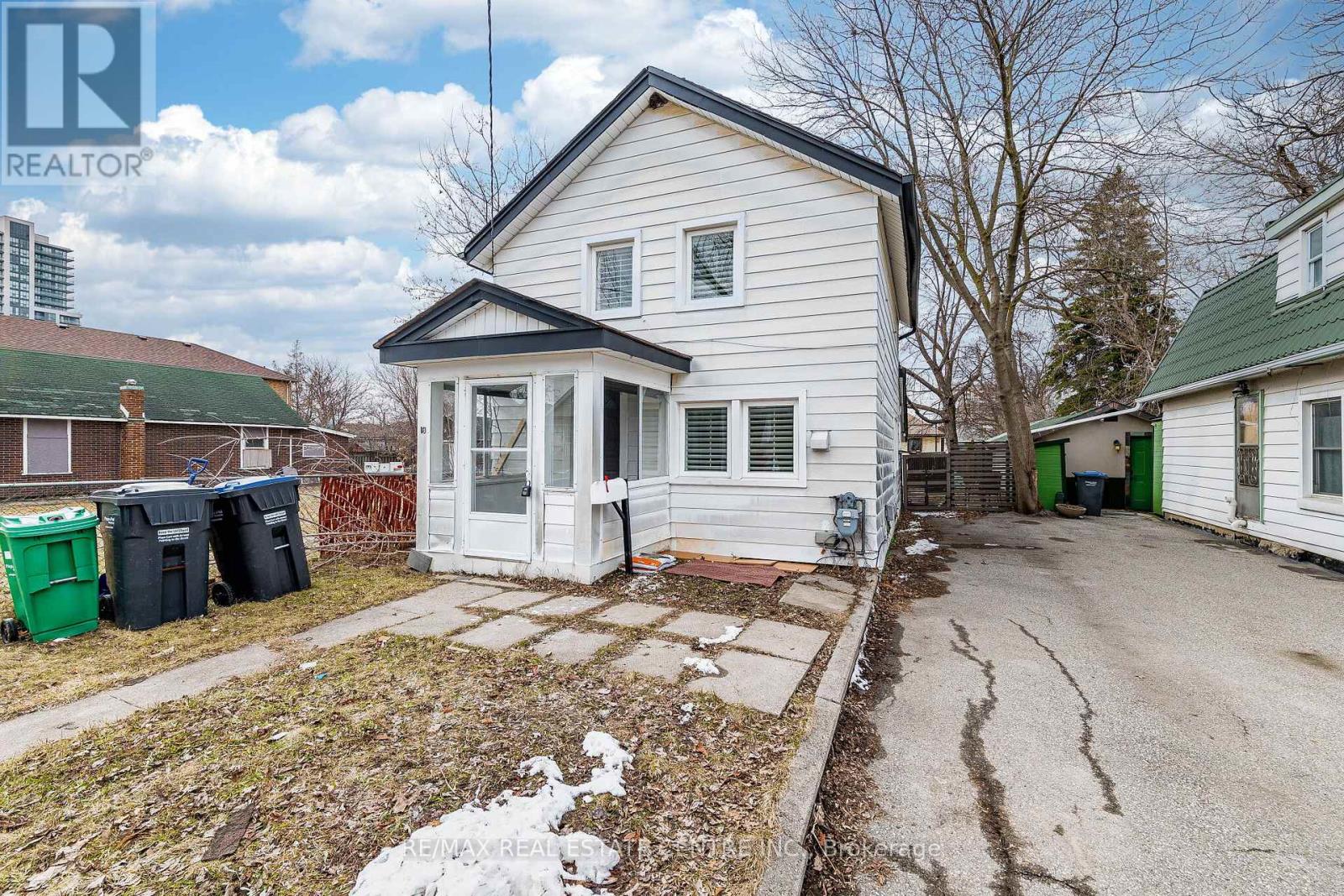 18 Hillcrest Avenue, Brampton, Ontario  L6W 1Y8 - Photo 2 - W12899512