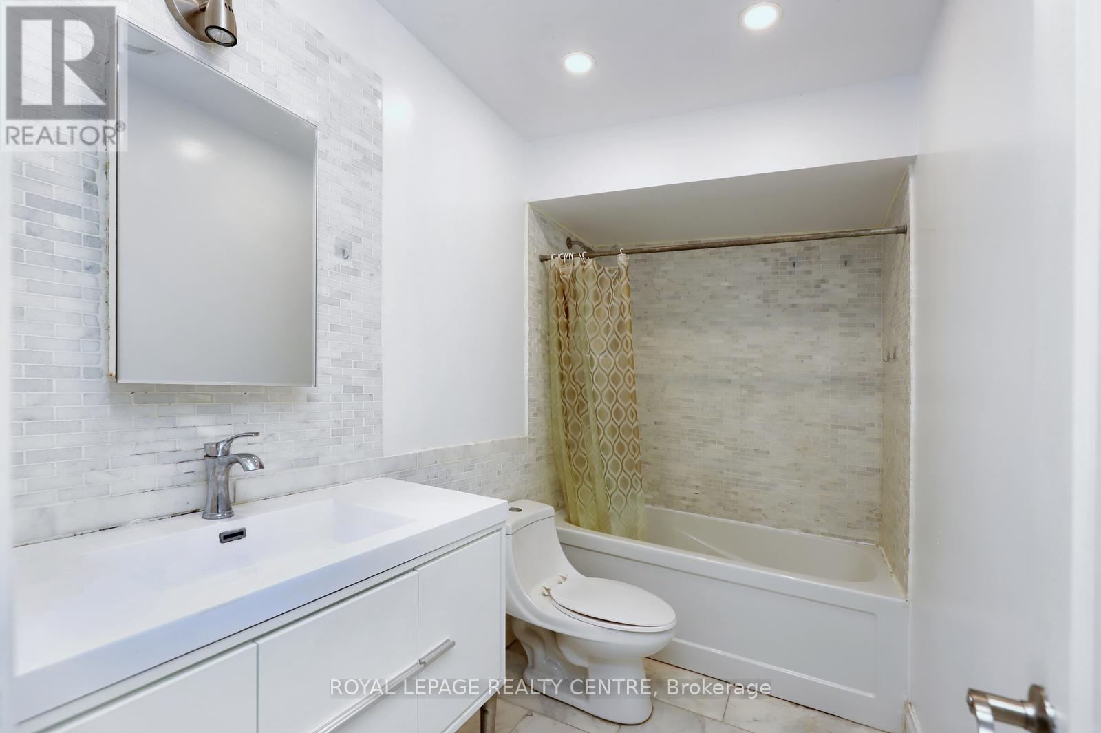 16 - 1021 Cedarglen Gate, Mississauga, Ontario  L5C 3A7 - Photo 27 - W12899550