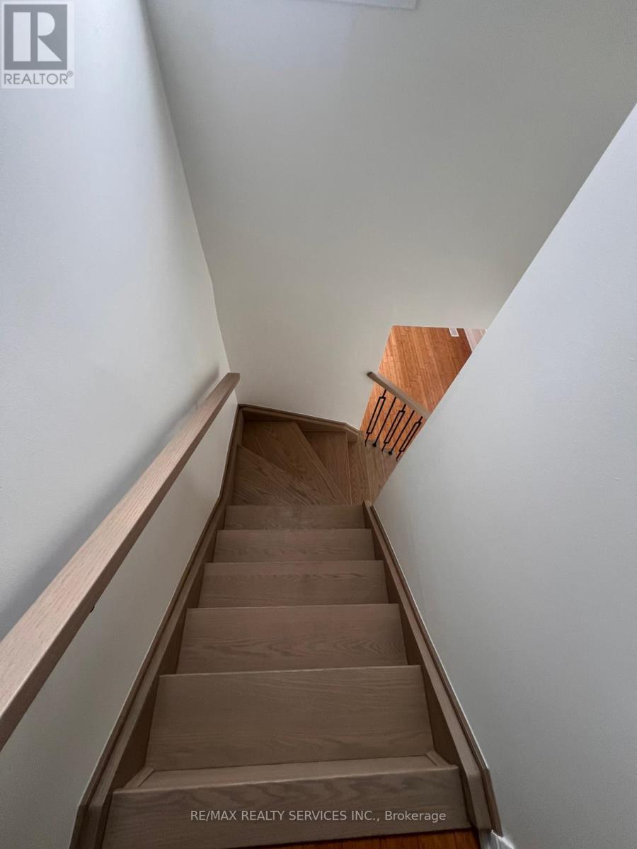 31 Junewood Crescent, Brampton (Northgate), Ontario  L6S 3T5 - Photo 9 - W12899624