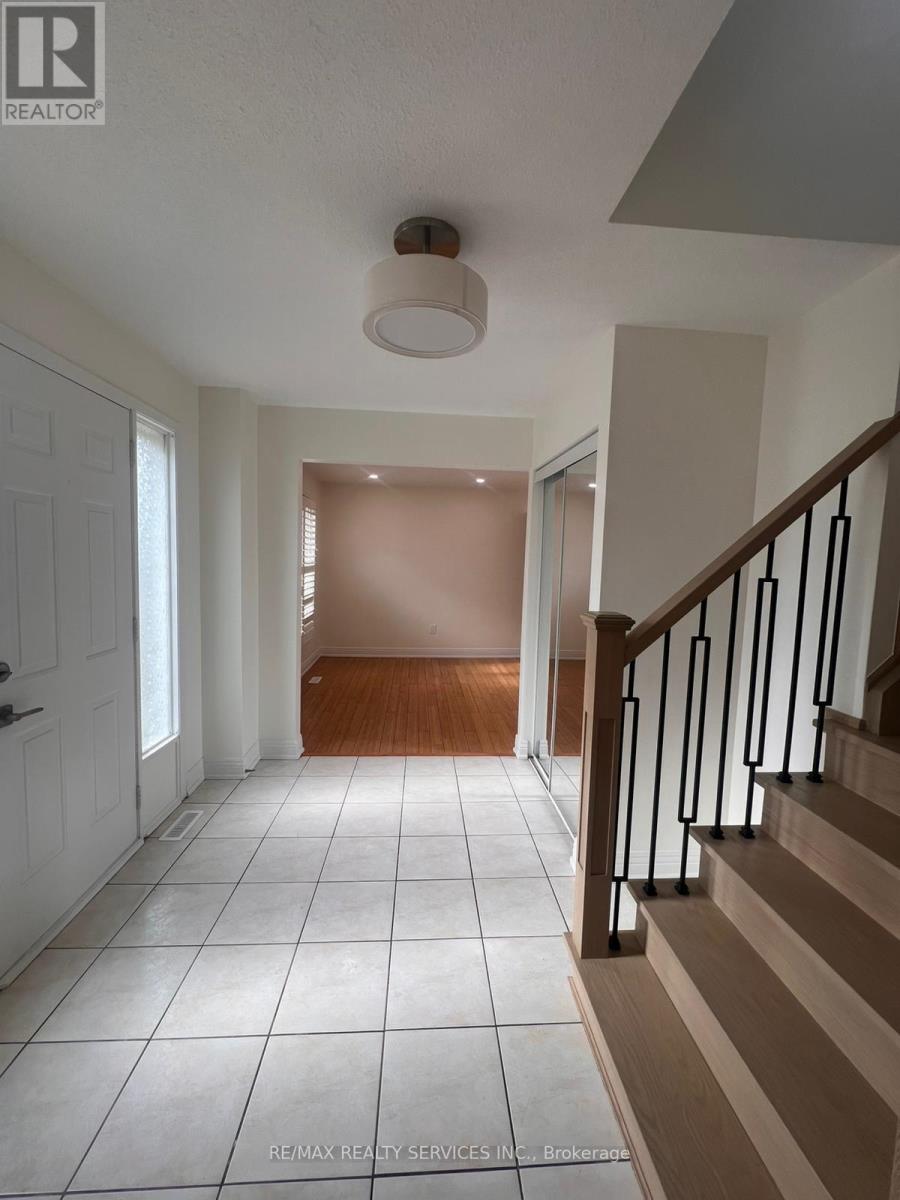 31 Junewood Crescent, Brampton (Northgate), Ontario  L6S 3T5 - Photo 3 - W12899624