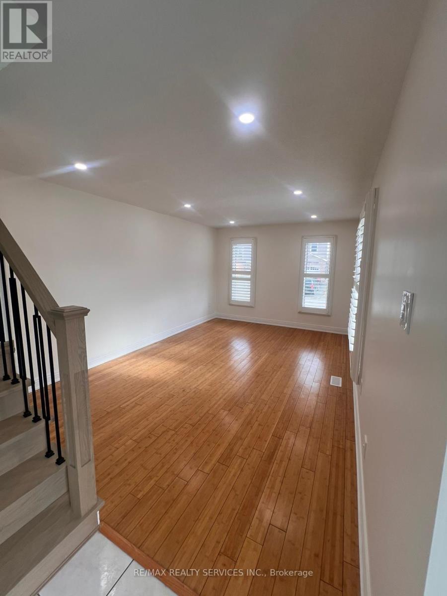 31 Junewood Crescent, Brampton (Northgate), Ontario  L6S 3T5 - Photo 4 - W12899624