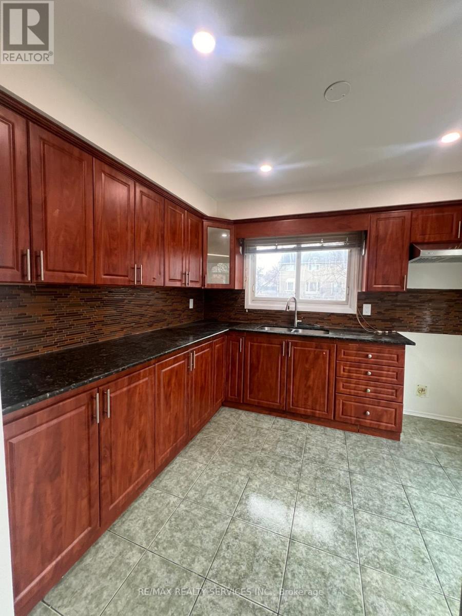 31 Junewood Crescent, Brampton (Northgate), Ontario  L6S 3T5 - Photo 5 - W12899624