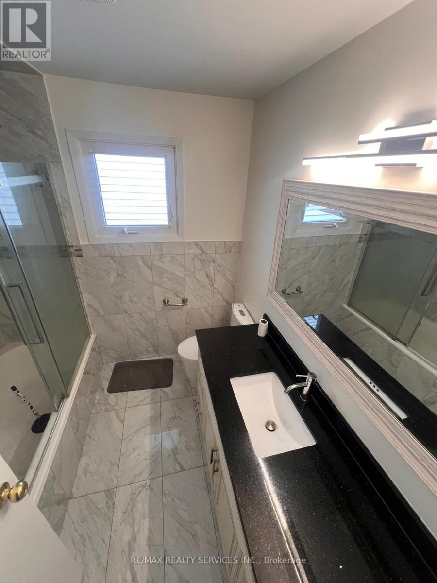 31 Junewood Crescent, Brampton (Northgate), Ontario  L6S 3T5 - Photo 10 - W12899624