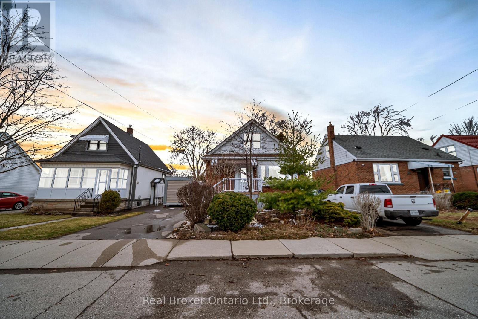 46 East 13th Street, Hamilton (Inch Park), Ontario  L9A 3Z3 - Photo 1 - X12899704