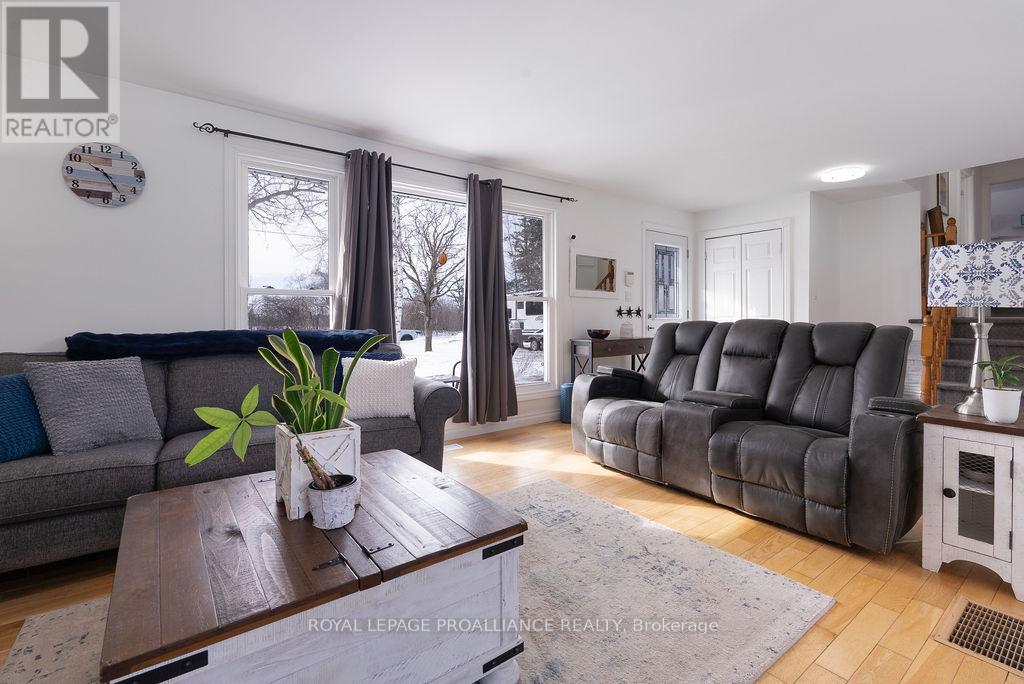 202 Huntingwood Drive, Quinte West, Ontario  K8N 4Z5 - Photo 12 - X12899914