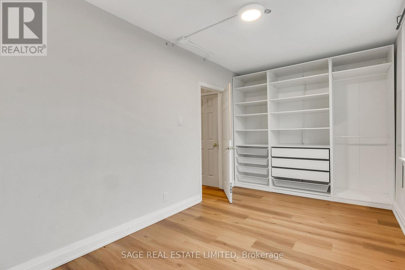 Upper - 633 St Clair Avenue W, Toronto, Ontario  M6C 1A7 - Photo 15 - C12899926