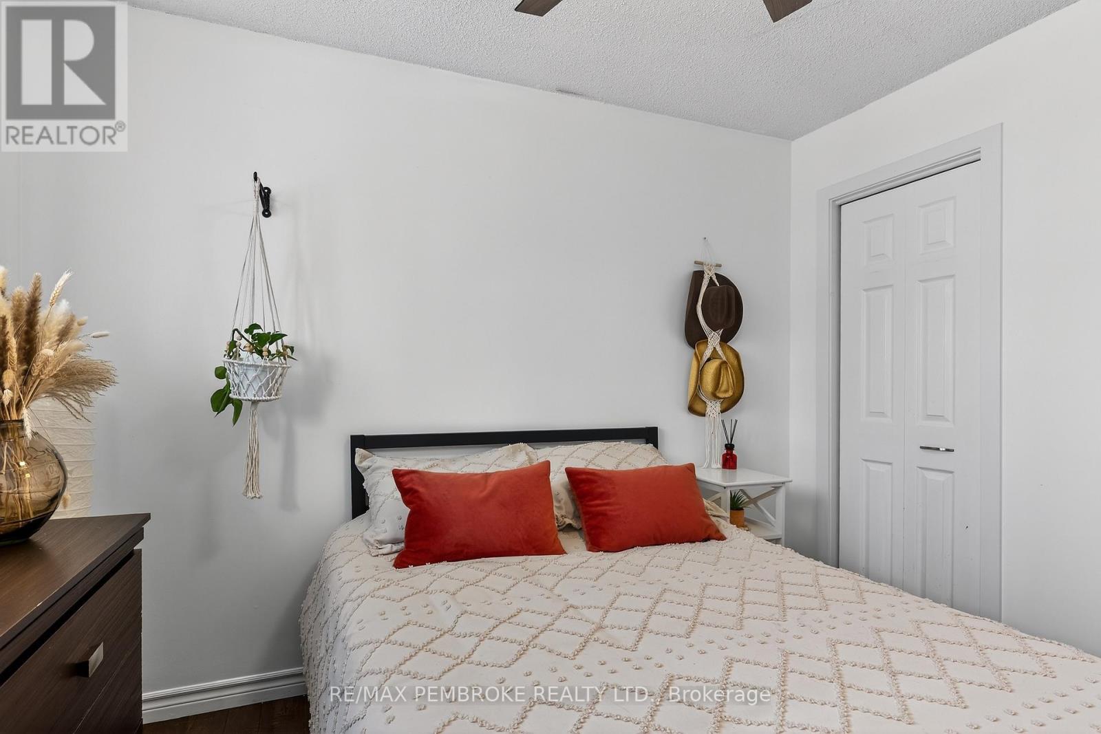 70 Herman Street, Petawawa, Ontario  K8H 1W2 - Photo 25 - X12899860