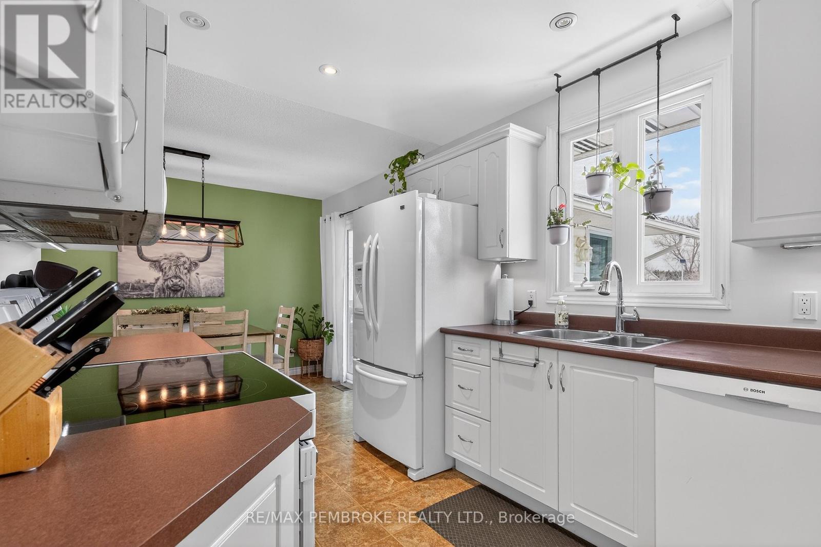 70 Herman Street, Petawawa, Ontario  K8H 1W2 - Photo 3 - X12899860