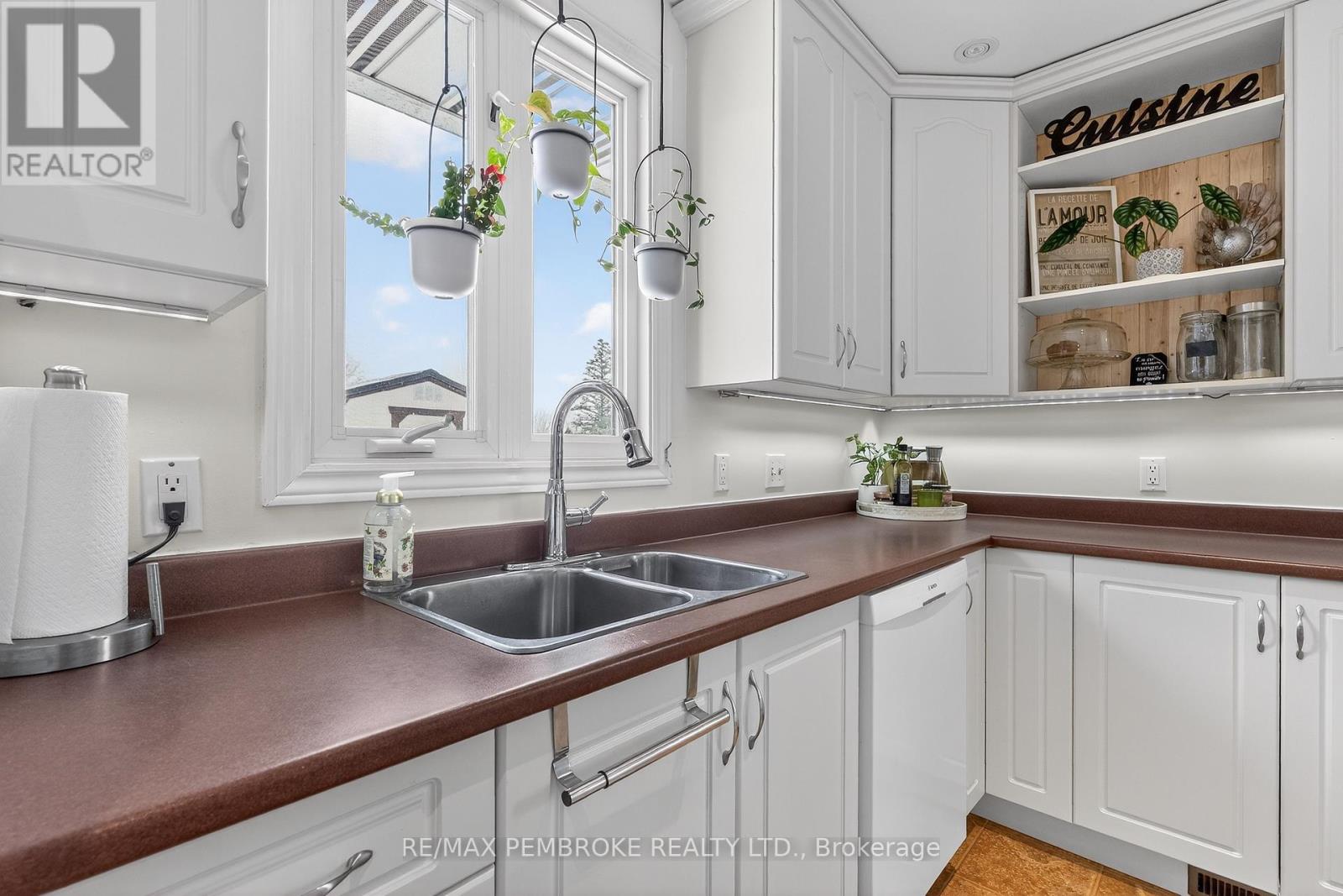 70 Herman Street, Petawawa, Ontario  K8H 1W2 - Photo 4 - X12899860