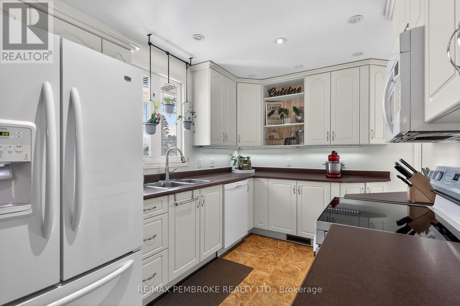 70 Herman Street, Petawawa, Ontario  K8H 1W2 - Photo 5 - X12899860