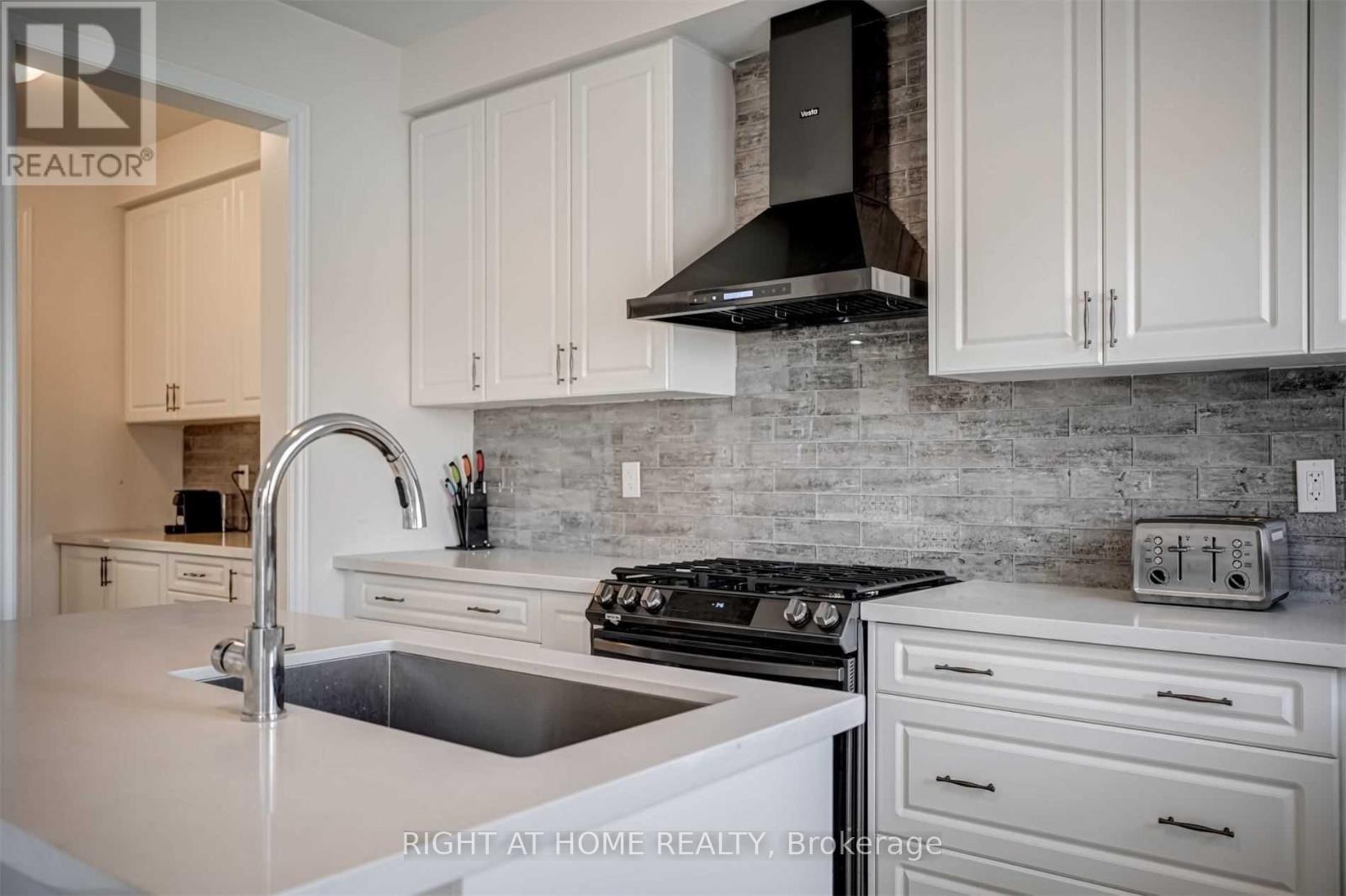 108 Connell Drive, Georgina, Ontario  K7N 0A1 - Photo 8 - N12899654