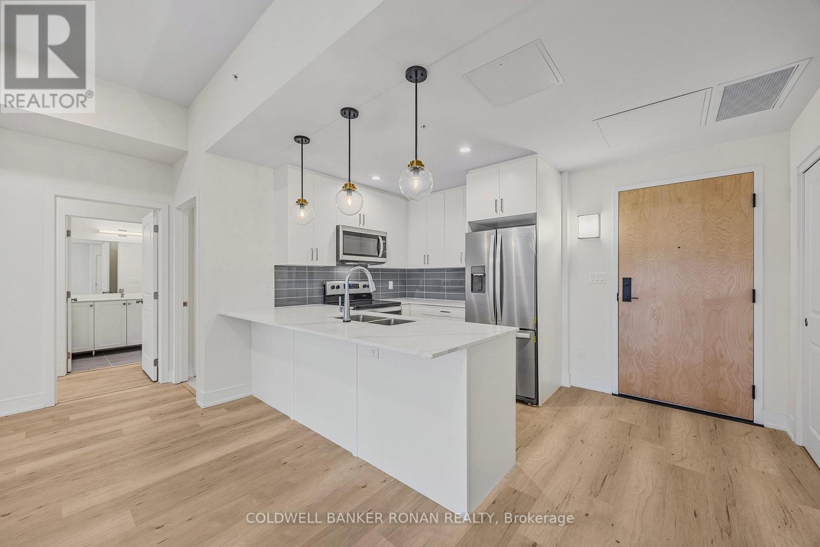 404 - 121 Mary Street, Clearview, Ontario  L0M 1G0 - Photo 2 - S12899802