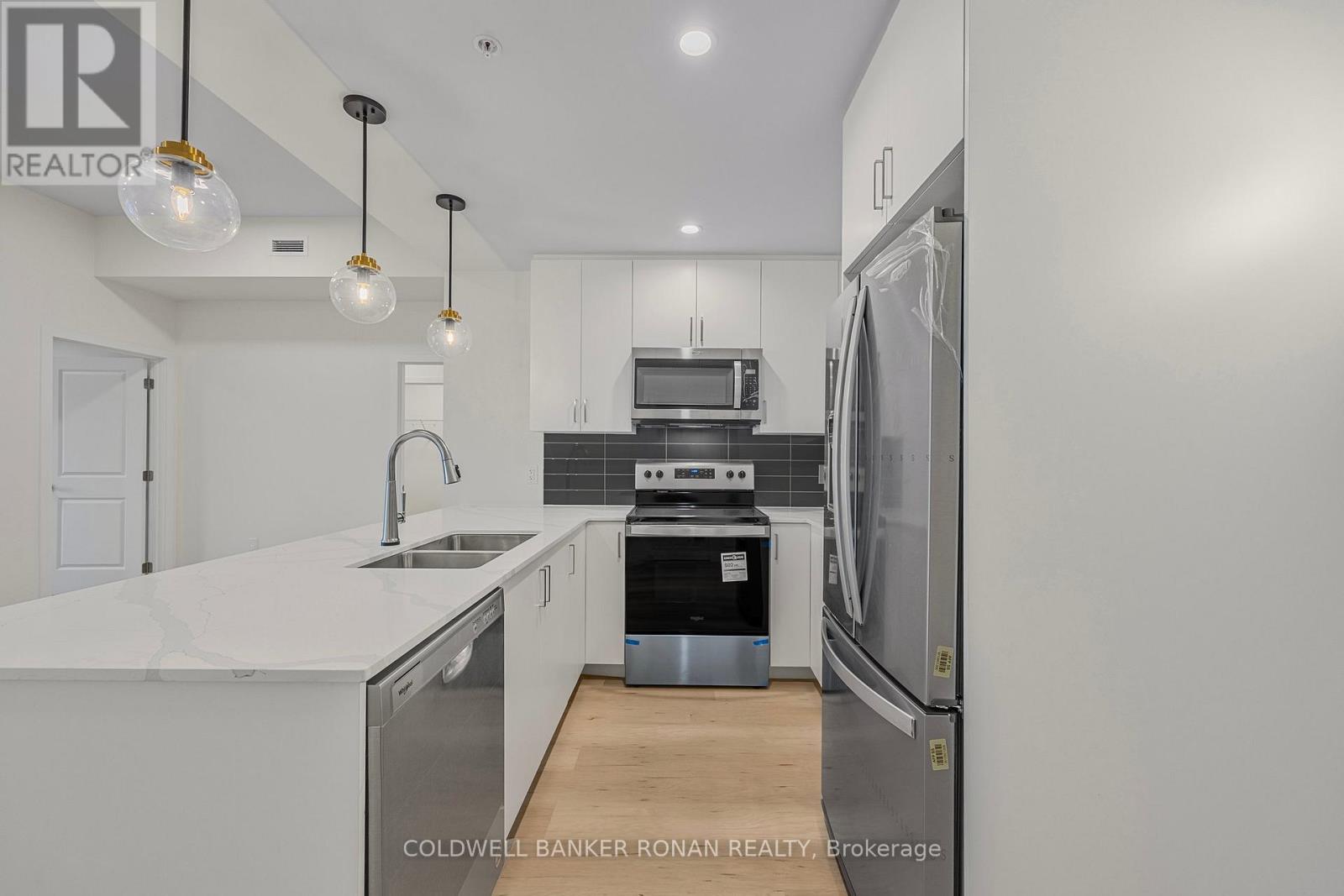 404 - 121 Mary Street, Clearview, Ontario  L0M 1G0 - Photo 4 - S12899802