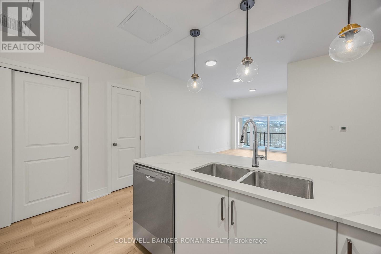 404 - 121 Mary Street, Clearview, Ontario  L0M 1G0 - Photo 7 - S12899802