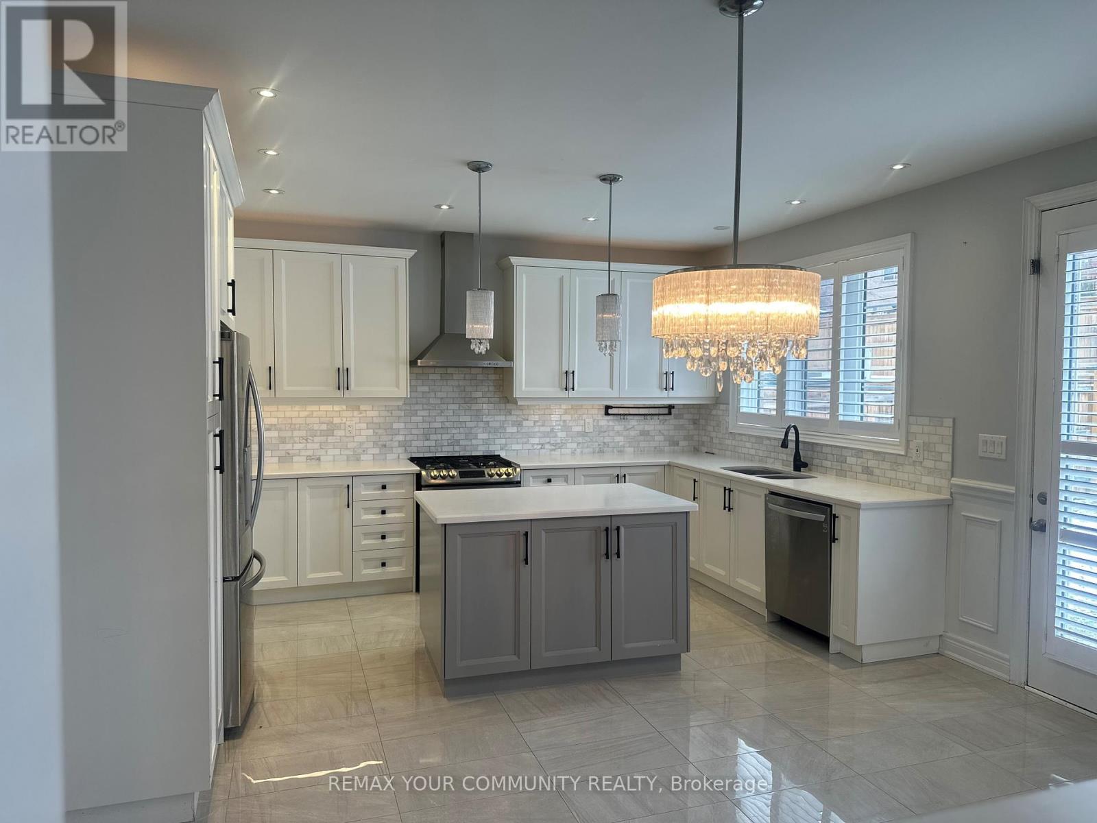 678 Somerville Drive, Newmarket (Stonehaven-Wyndham), Ontario  L3X 0J6 - Photo 4 - N12899576