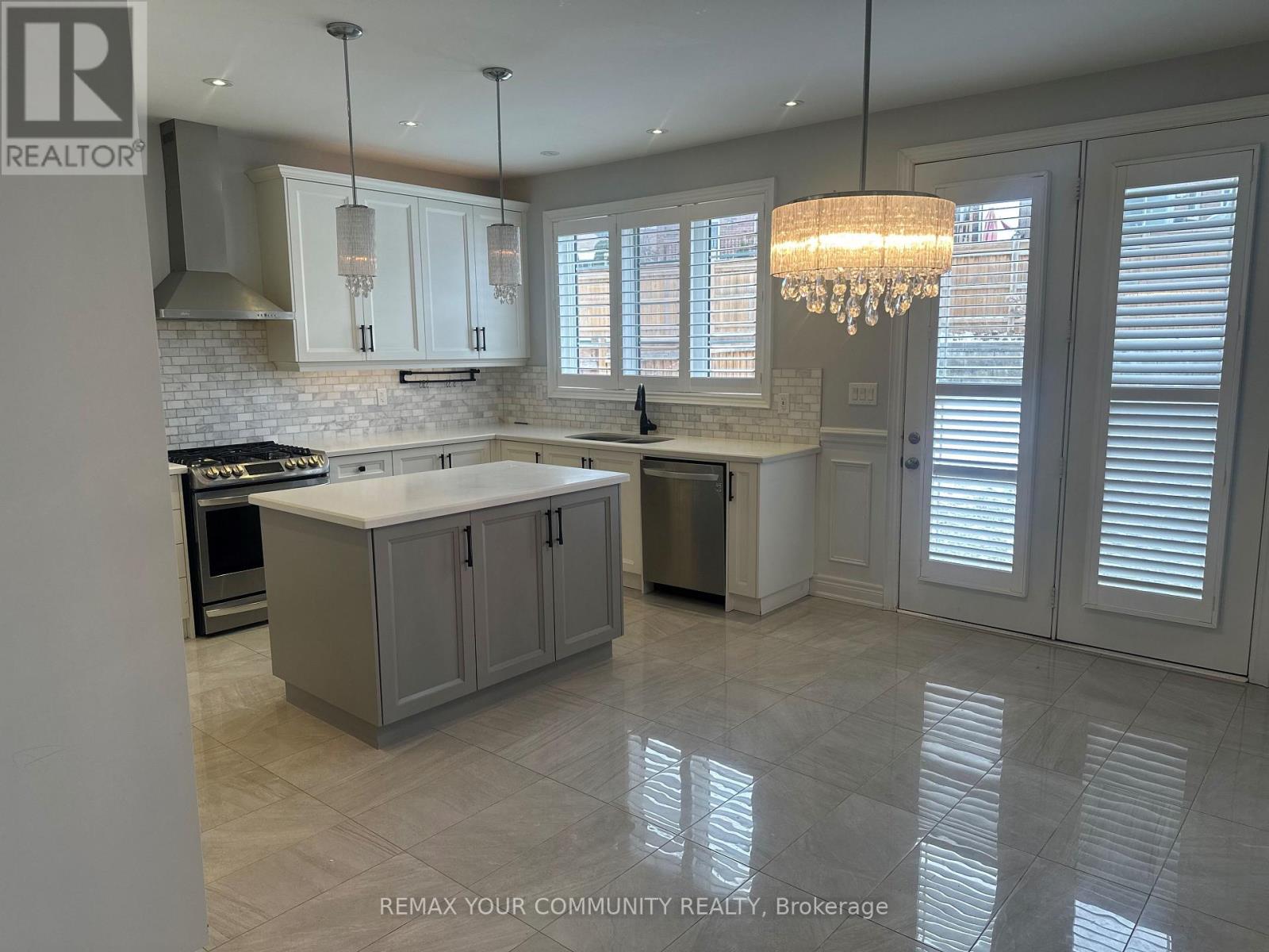 678 Somerville Drive, Newmarket (Stonehaven-Wyndham), Ontario  L3X 0J6 - Photo 6 - N12899576